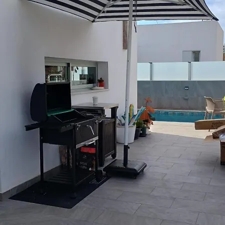 El Duque Modern With Pool 阿德耶