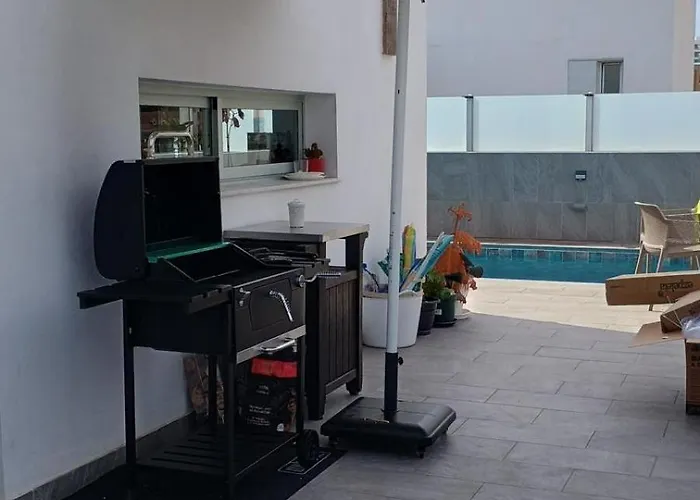 El Duque Modern With Pool 阿德耶